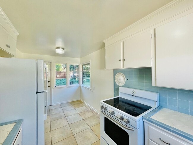 Building Photo - Beautiful Craftsman House in Quiet Queen Anne Neighborhood!