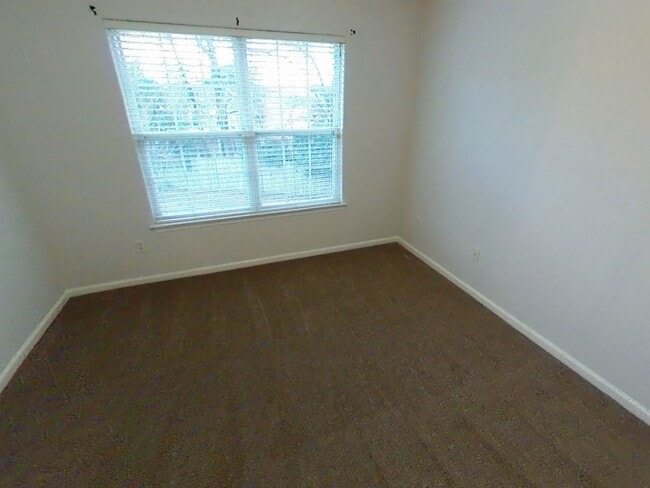 Building Photo - 3 Bedrooms, 2.5 Bathrooms Waterfront Townhouse