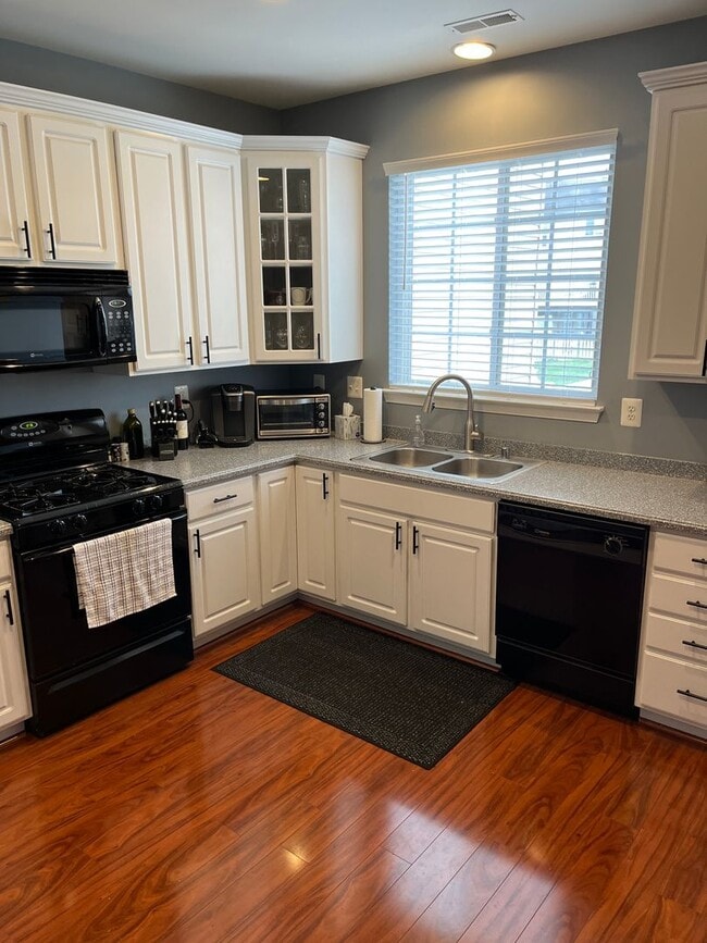 Building Photo - 3BR Townhome in Abingdon: Deck, Assigned Parking, Pool, Gym + W/D