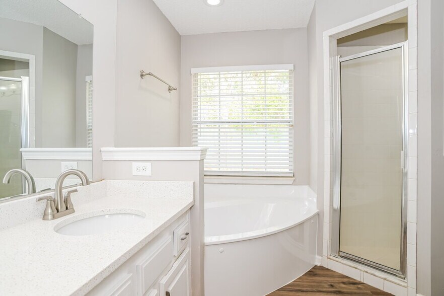 Building Photo - 8237 Abbeyfield Dr