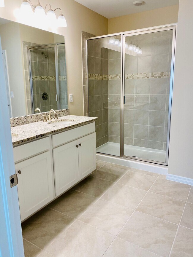 Building Photo - 3076 Royal Gardens Ave