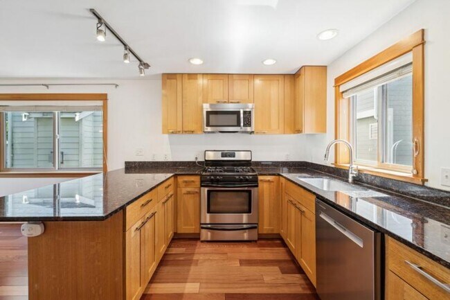 Building Photo - 3 bedroom in Seattle WA 98107