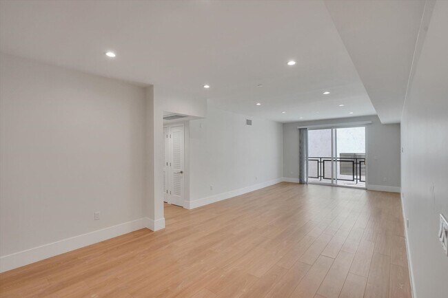 Building Photo - Riverside 4 Lease