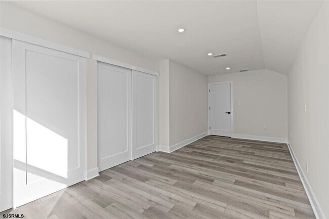 Building Photo - 1301 3rd Ter