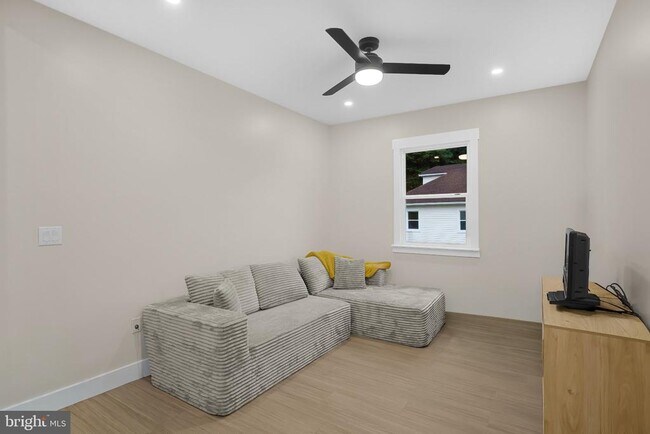 Building Photo - 75 Dreamland Park Dr