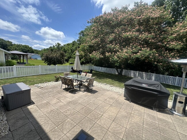 Building Photo - Seckman 3 bedroom 2 story fenced in yard