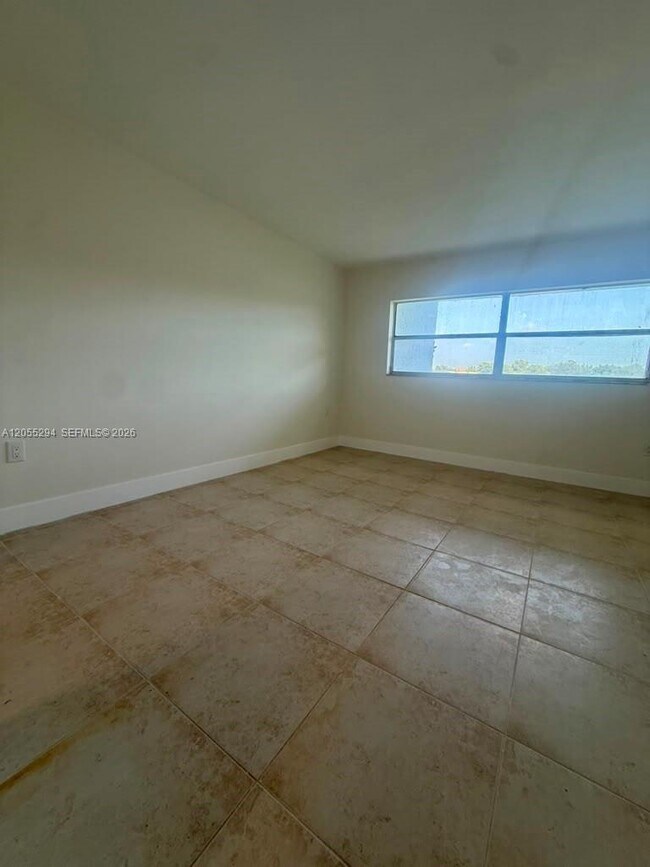 Building Photo - 9351 Fontainebleau Blvd