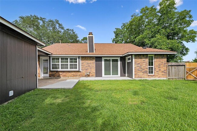 Building Photo - 8402 Pine Shores Dr