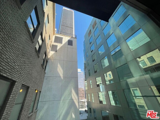 Building Photo - 727 W 7th St