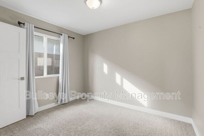 Building Photo - 5029 S 11th Pl