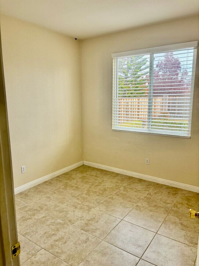 Building Photo - Great Neighborhood- Large 5 bed 3 bath home in San Marcos area in Pittsburg!