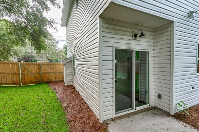 Building Photo - Pre-Leasing for the 26-27 School Year! Unbeatable Location