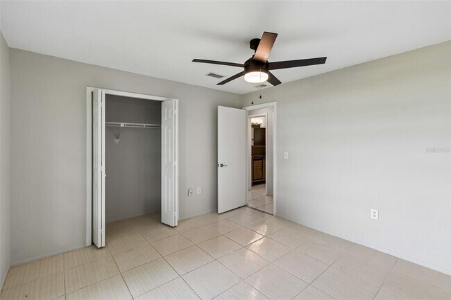 Building Photo - 400 E Silver Star Rd