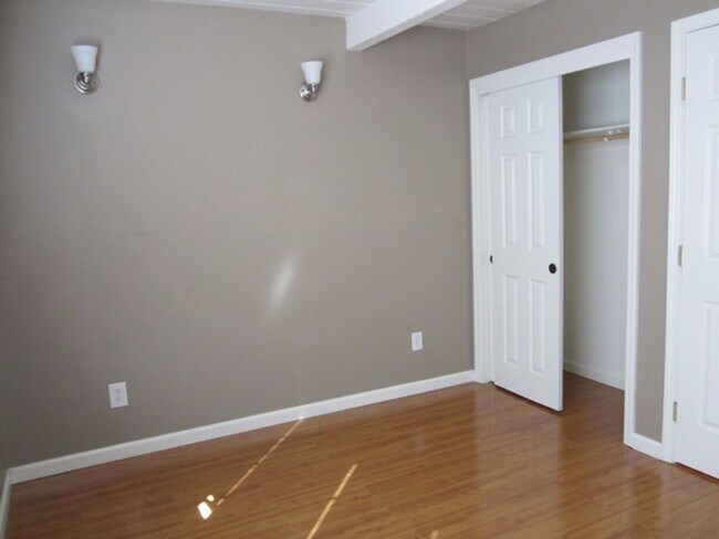 Building Photo - 2 bedroom 2 bathroom in Concord