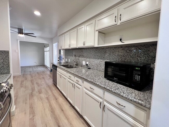 Building Photo - $2,295 Shaw & Van Ness, 3 Bedroom Condo- S...