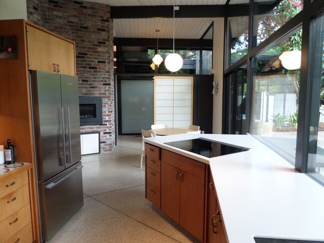 Building Photo - Incredible 3-Bedroom Mid-Century Stunner on Mercer Island! Huge Yard and Central A/C!!
