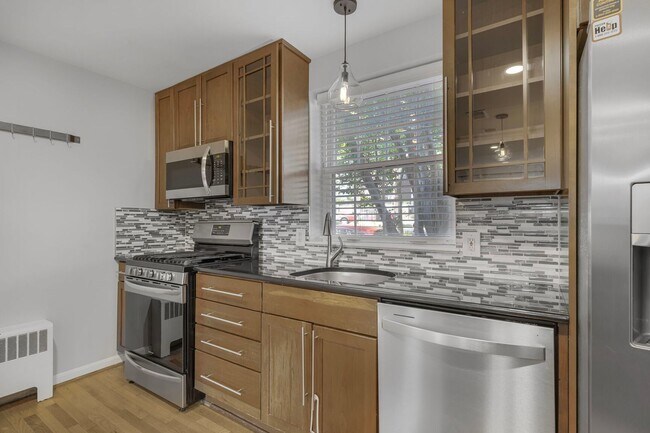 Building Photo - Available Now! 3 Bed 2 Bath House Near the...