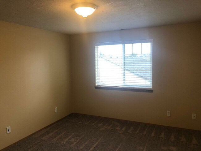 Building Photo - Three Bedroom Duplex in South Salem