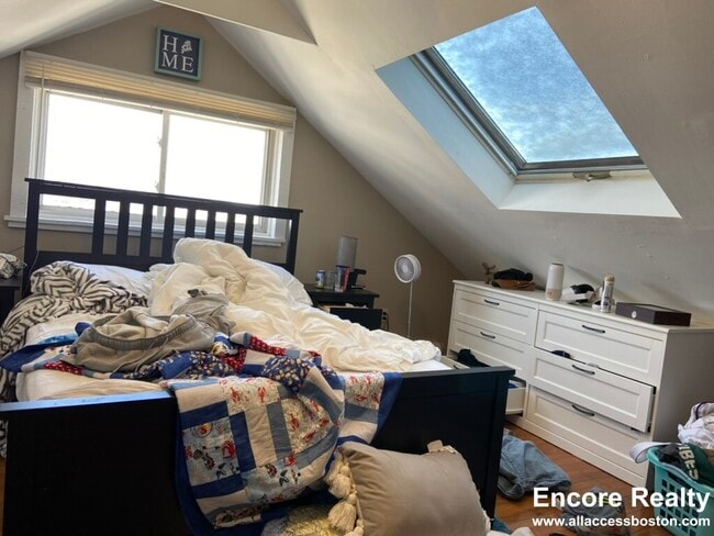 Building Photo - 8-8 Sunset St