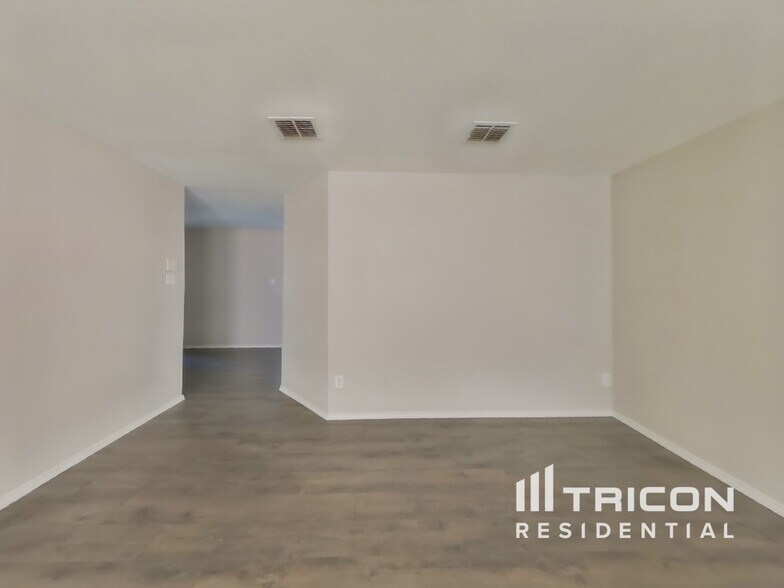 Building Photo - 1301 Water Lily Dr