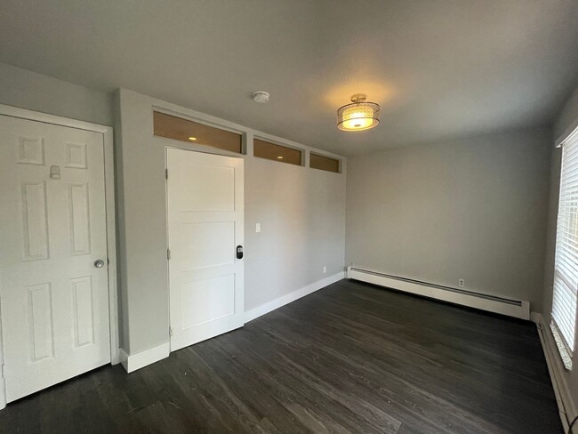 Building Photo - FALL PRE-LEASING! 3 Bed 1.5 Bath Condo on ...