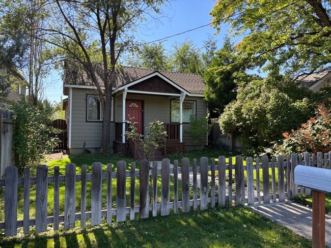 Building Photo - Downtown NW Bend Home Close to the River