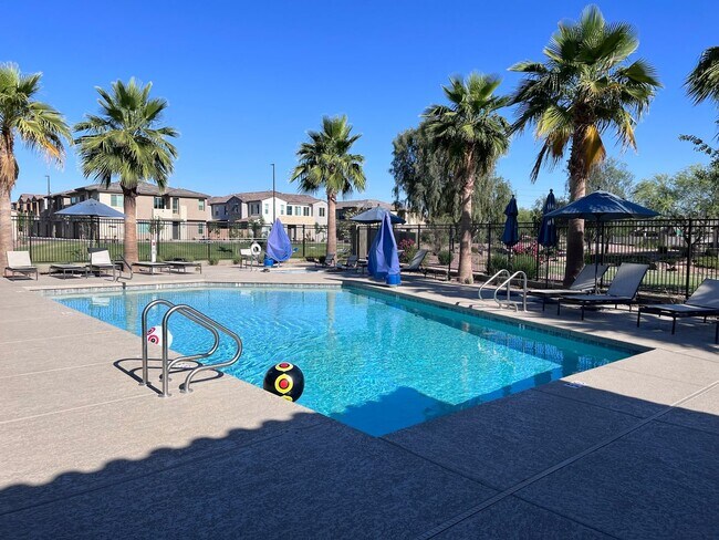 Building Photo - TOWN HOME WITH COMMUNITY POOL , GATED COMMUNITY in GILBERT!