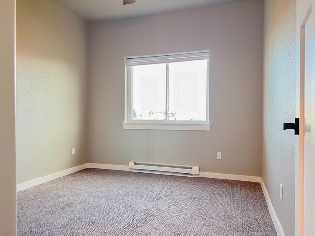 Building Photo - Pet Friendly 2 bed/ 1.5 bath unit at Soldier Ridge!
