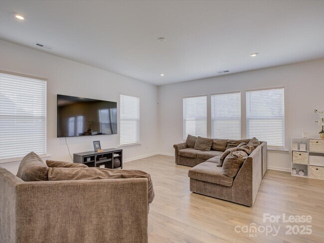 Building Photo - 13124 Rover St