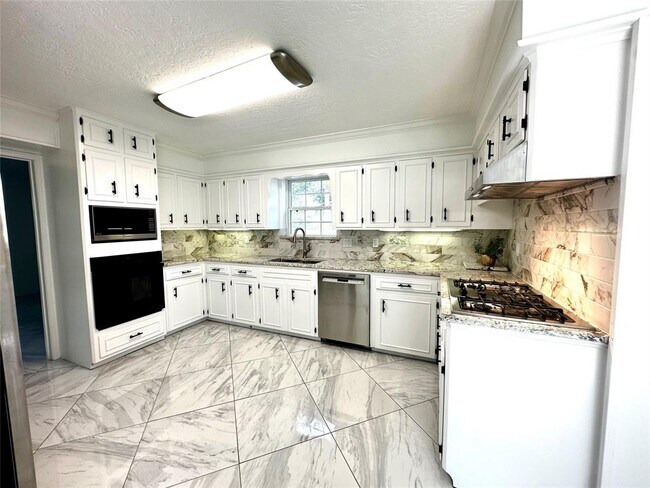 Building Photo - 1111 Doral Ln