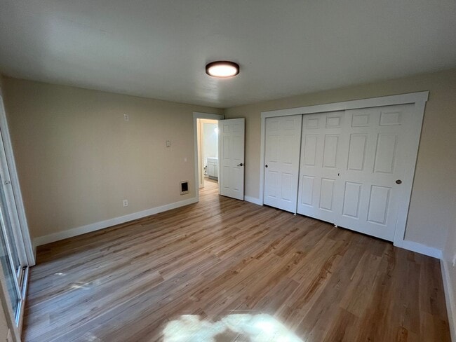 Building Photo - Single Level Duplex Just off Wilson