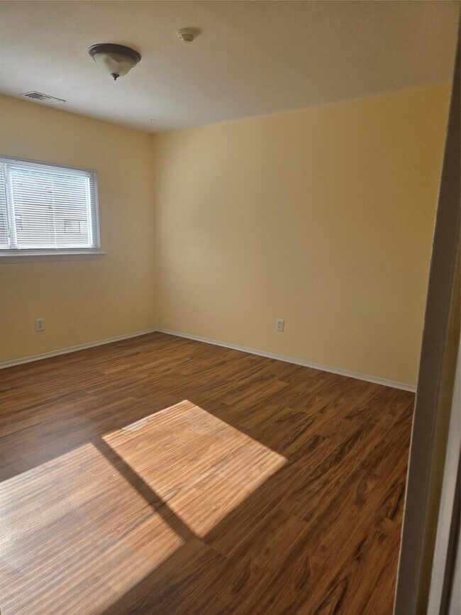 Building Photo - 214 Pointe Cir N