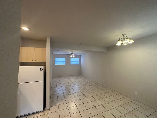 Building Photo - Spacious End-Unit Townhome Under Market Value – Freshly Updated & Prime Plant City Location
