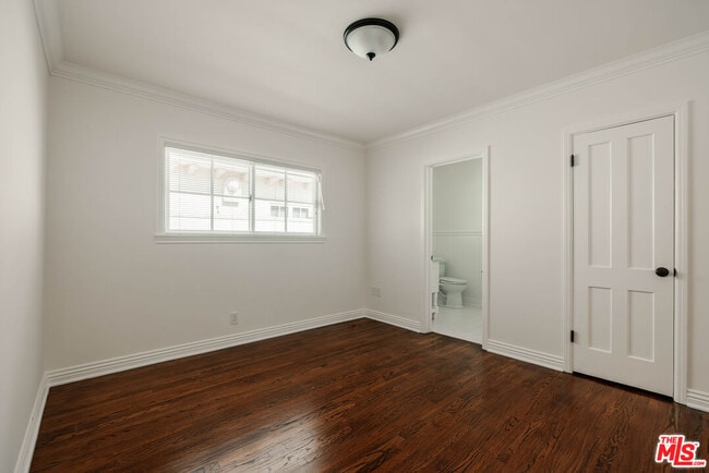Building Photo - 308 19th St