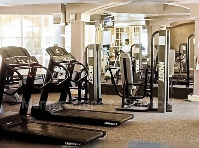 Building Photo - 5463 Vineland Rd