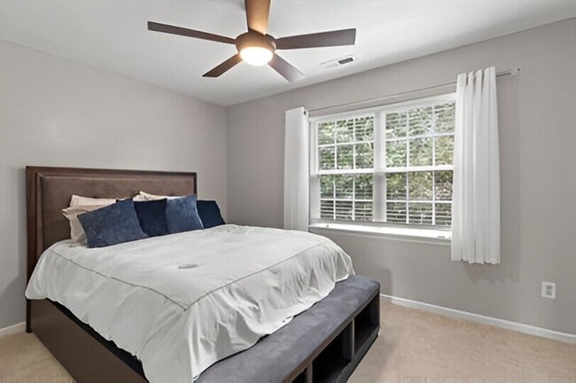 Building Photo - Charming Townhome with Fenced Backyard