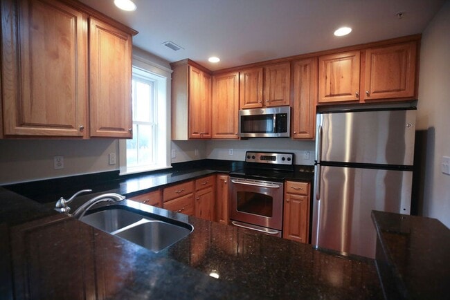Building Photo - Available August 10th. Beautiful 3BR/2.5BA Townhome in Shelmore Village!