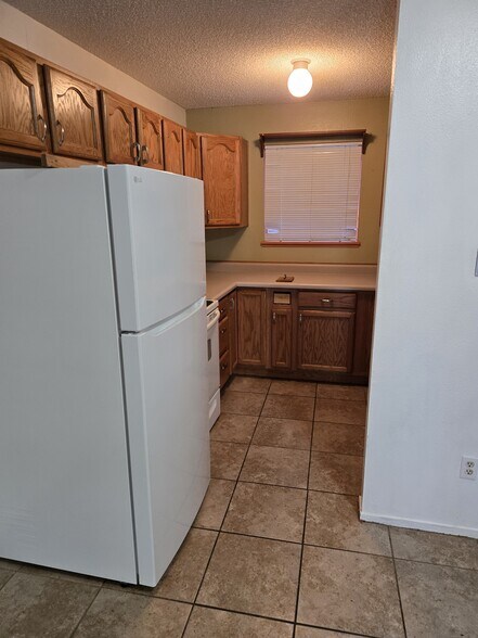 Building Photo - 3146 Lakeside Dr