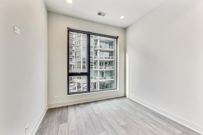 Building Photo - 847 N Larrabee St