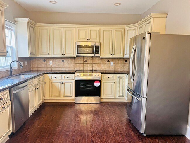 Building Photo - 105 Charing Pl