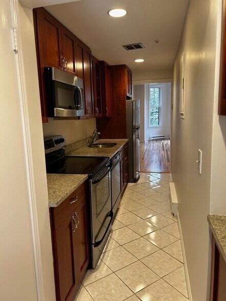 Primary Photo - 330 Beacon St