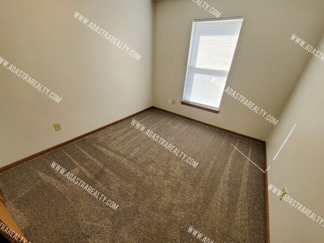 Building Photo - Affordable 2 Bedroom/2 Bath in Raymore-Available in MAY!!