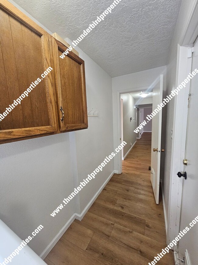 Building Photo - Great 3 bedroom with an office