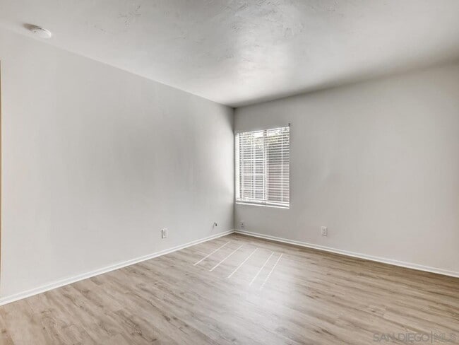 Building Photo - Upgraded 2bd/1ba Condo with Washer/Dryer in unit!