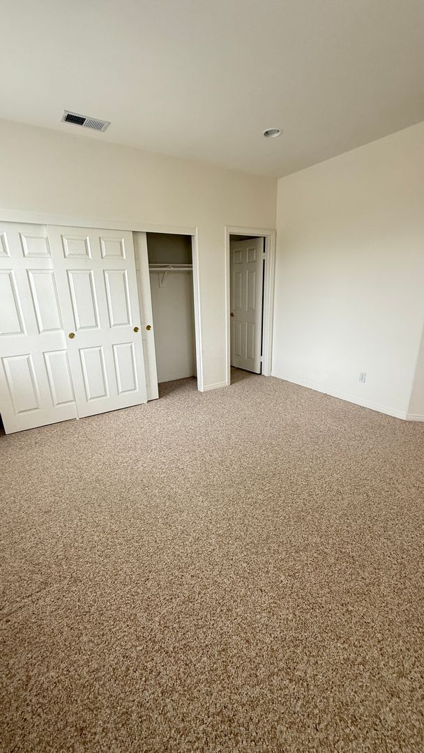 Building Photo - Spacious 4-Bedroom 3.5-Bath with Bonus Den...