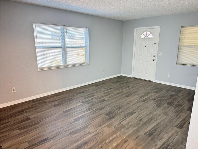 Building Photo - 904 Lake Palms Dr