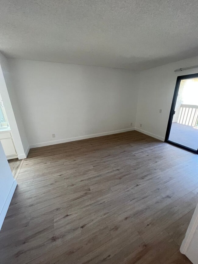 Building Photo - 4831 Lago Dr