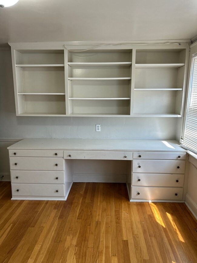 Building Photo - Charming 3-Bed Near UMKC – Hardwood Floors...