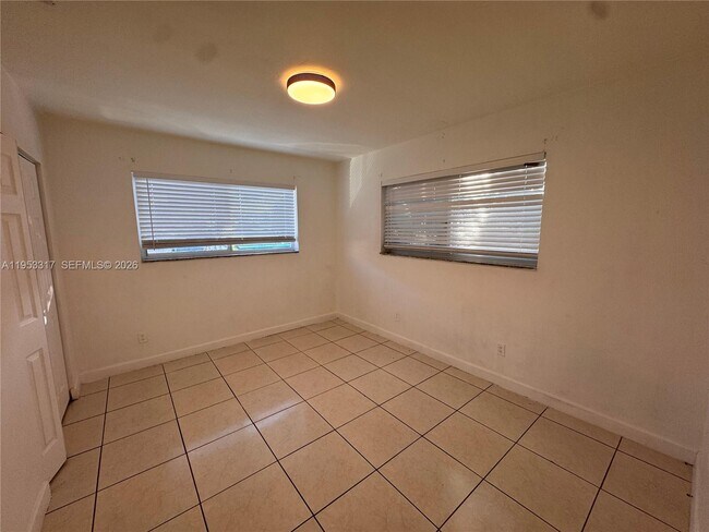 Building Photo - 1595 NE 125th St