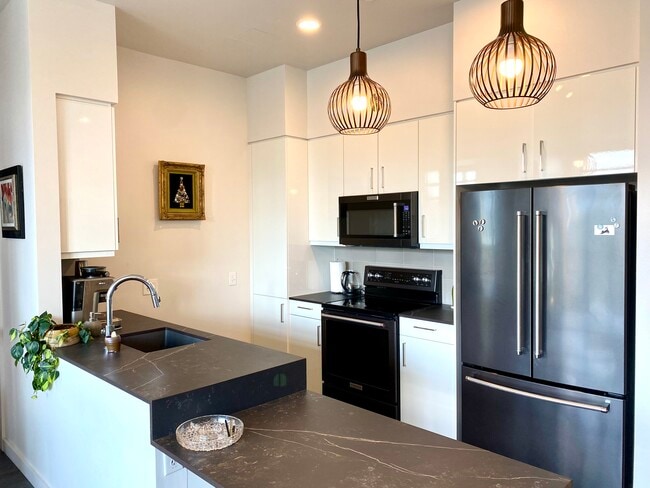 Fully equipped kitchen with Kitchen-Aid appliances and a Breville espresso machine - 1501 E 4th St